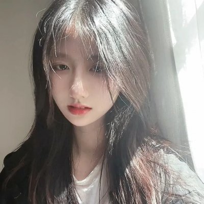 她在这里